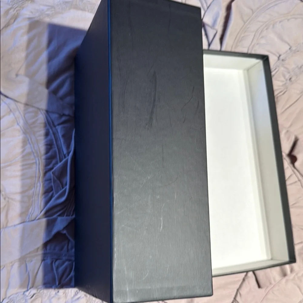 Gucci Luxury Black and White Shoe Box - Picture 3 of 4